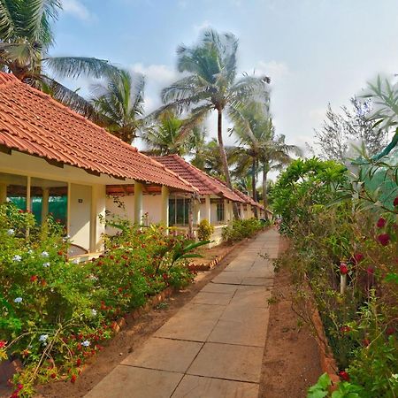 Morjim Holiday Beach Resort Екстериор снимка