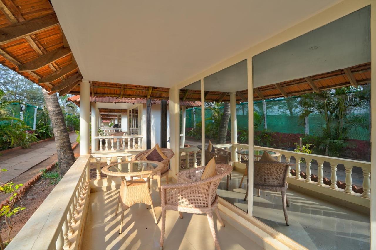 Morjim Holiday Beach Resort Екстериор снимка