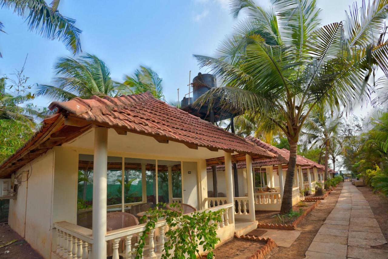 Morjim Holiday Beach Resort Екстериор снимка