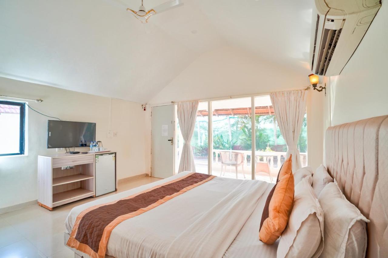 Morjim Holiday Beach Resort Екстериор снимка