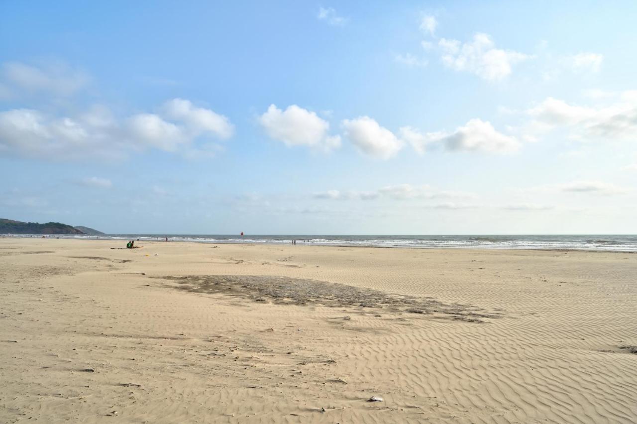 Morjim Holiday Beach Resort Екстериор снимка